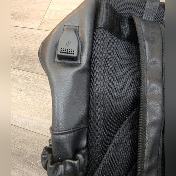 Jeep Vintage Black Leather Buluo Backpack for Men - Picture 12 of 13